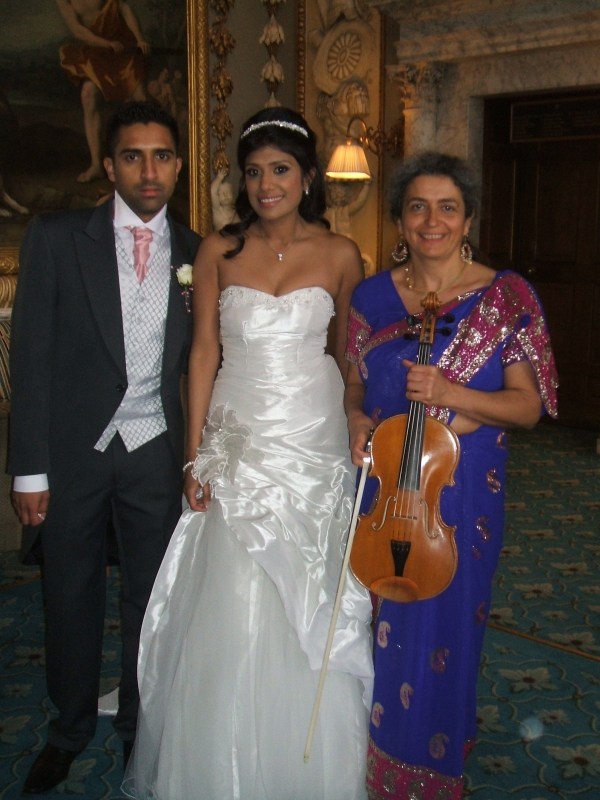 Coppia indiana al cui matrimonio ho suonato famose canzoni di Bollywood indossando il tradizionale sari. Da musicista professionista, suono nelle situazioni più diverse e vari generi di musica.