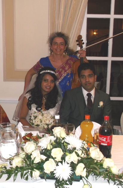 Musicista e sposi ad un altro matrimonio indiano, con ricevimento in un hotel in Inghilterra.