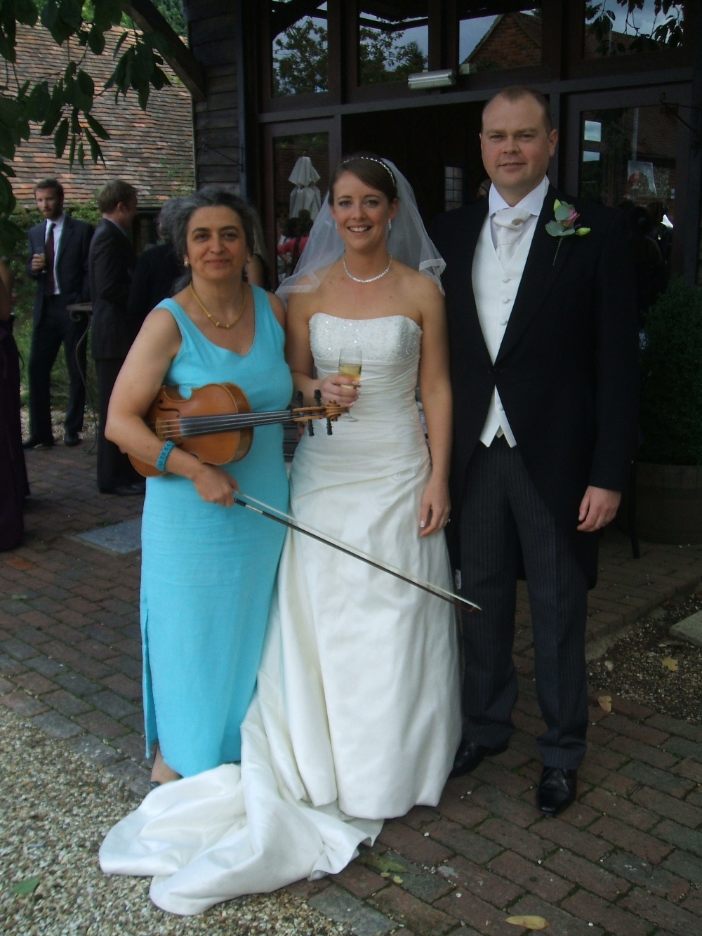 Gli sposi e la musicista del loro matrimonio a Bix Manor, vicino a Oxford, dopo la cerimonia. Musicista professionista per ceremonia, ricevimento, la tua musica perferita suonata alla viola