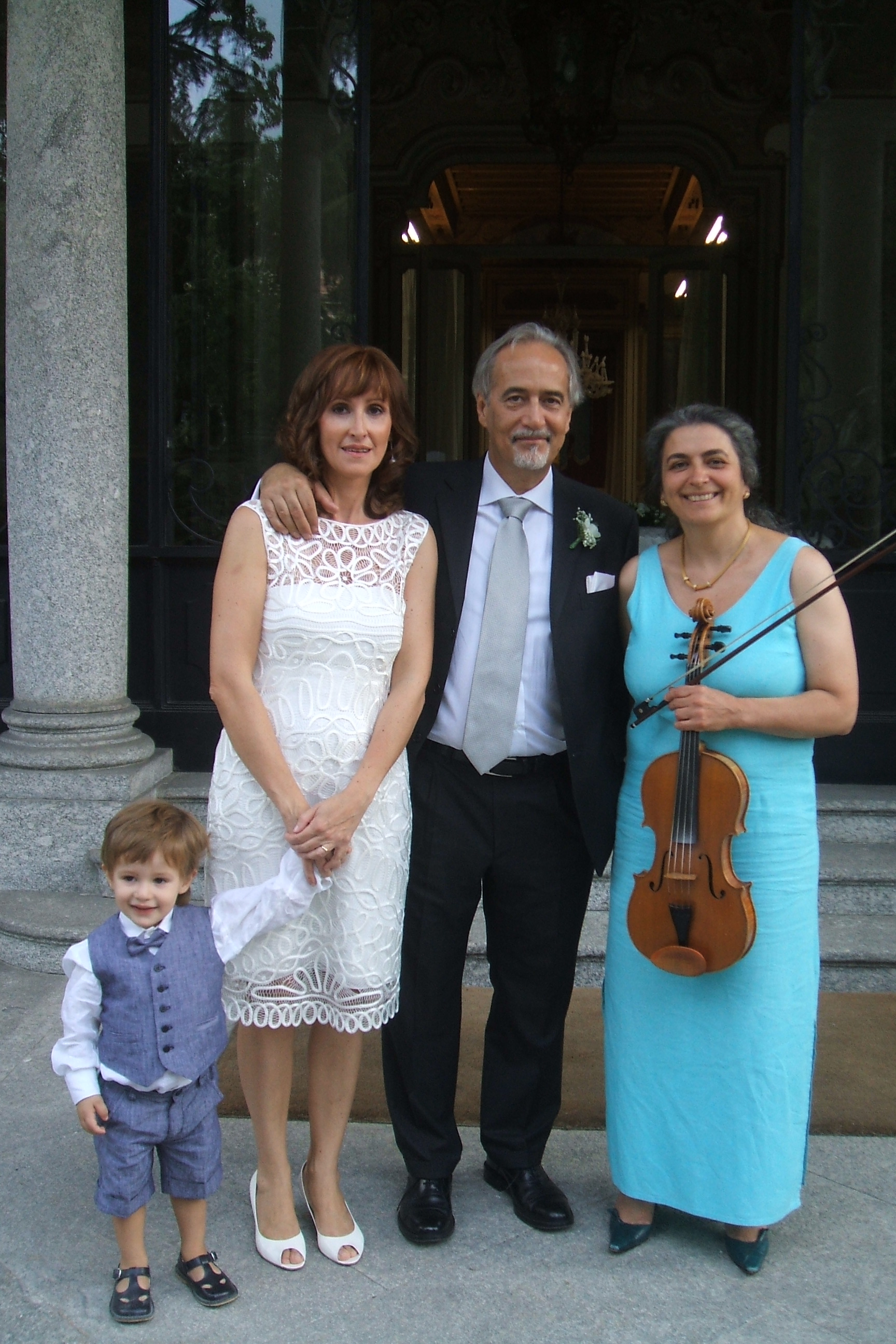 Musica per matrimonio civile: gli sposi con bimbo e musicista, violista, a Villa Confalonieri, Merate