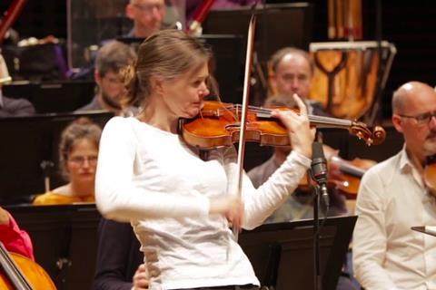 Violinist Janine Jansen injury causes her to cancel concerts. Is it possible to play without injuries?