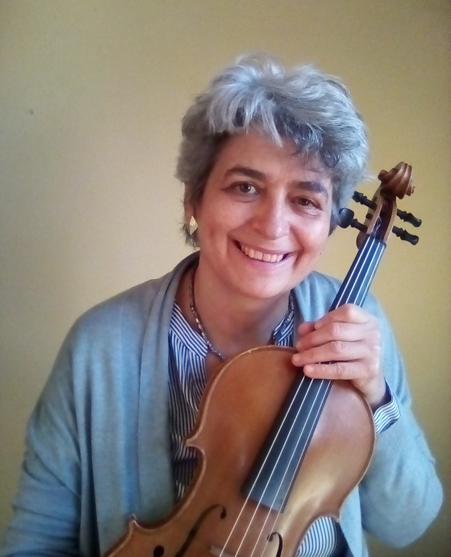 Monica Cuneo, viola. I help violin & viola players play without pain, injuries and stage fright, more freely and confidently.