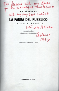 La paura del pubblico, di Kato Havas, analizza in dettaglio le cause e dà soluzioni. Per violinisti e violisti, molti principi valgono per tutti gli strumenti. Niente medicine né bacchetta magica