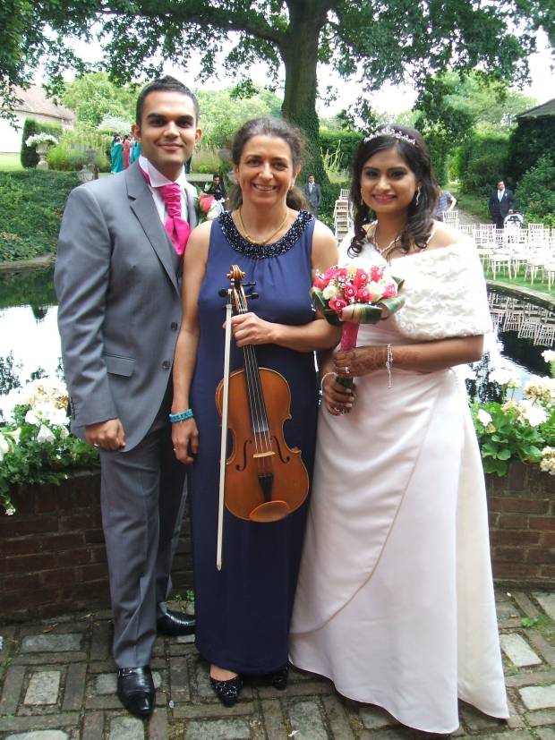 Un'altra coppia che ha scelto di celebrare il matrimonio in un bellissimo giardino, con musica classica e canzoni indiane suonate sulla viola