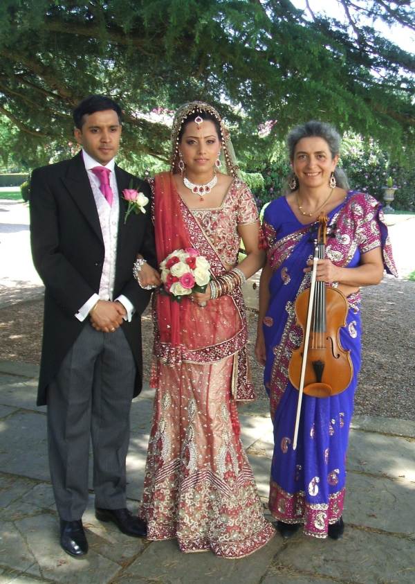 Musicista per matrimonio nel giardino con gli sposi dopo la ceromomia indiana di matrimonio civile con musica e canzoni di Bolliwood eseguite alla viola