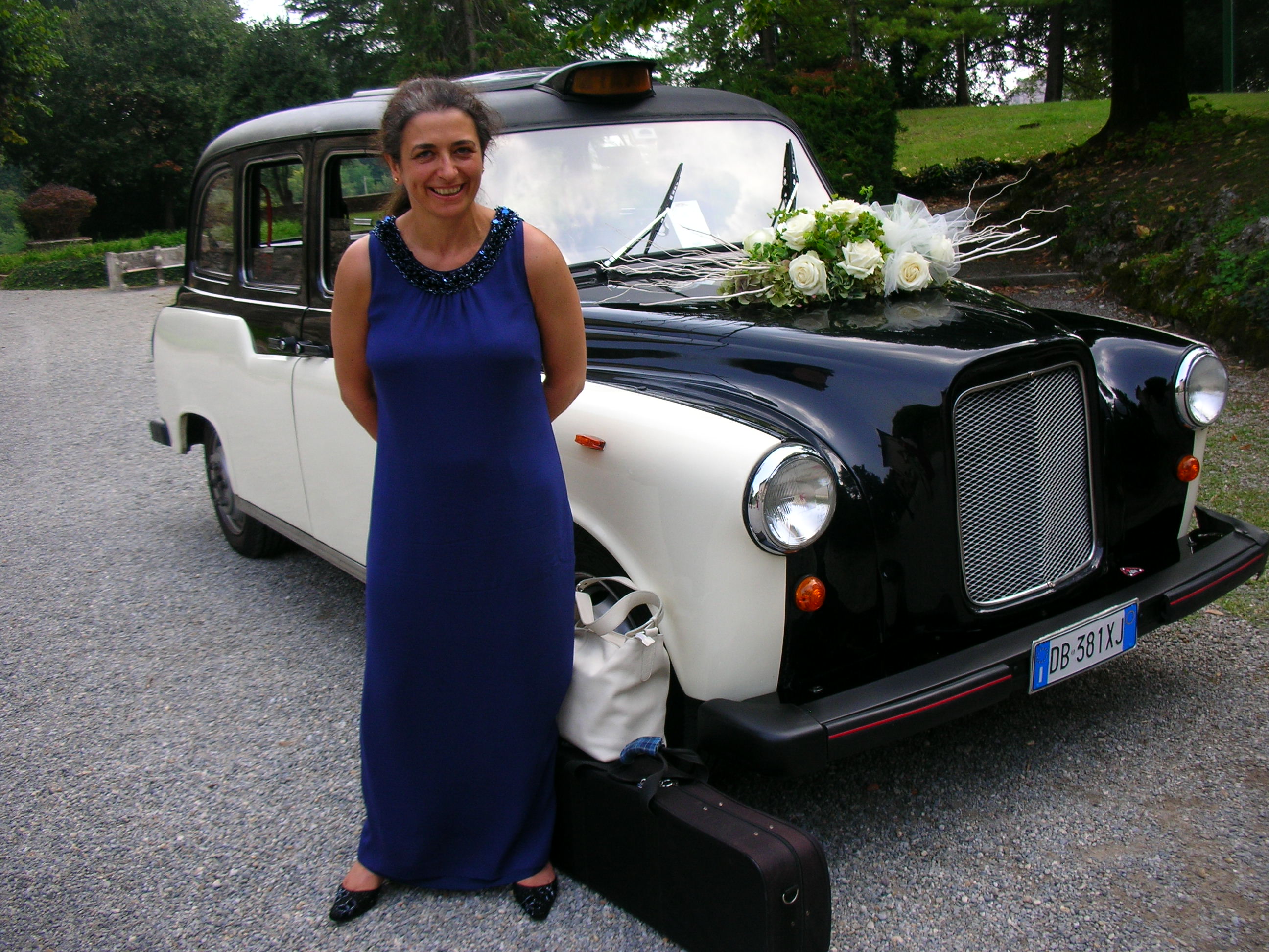 Un'auto originale per il matrimonio: un taxi inglese opportunamente adattato, scelto da una coppia di italiani residenti in inghilterra, sposati in Italia