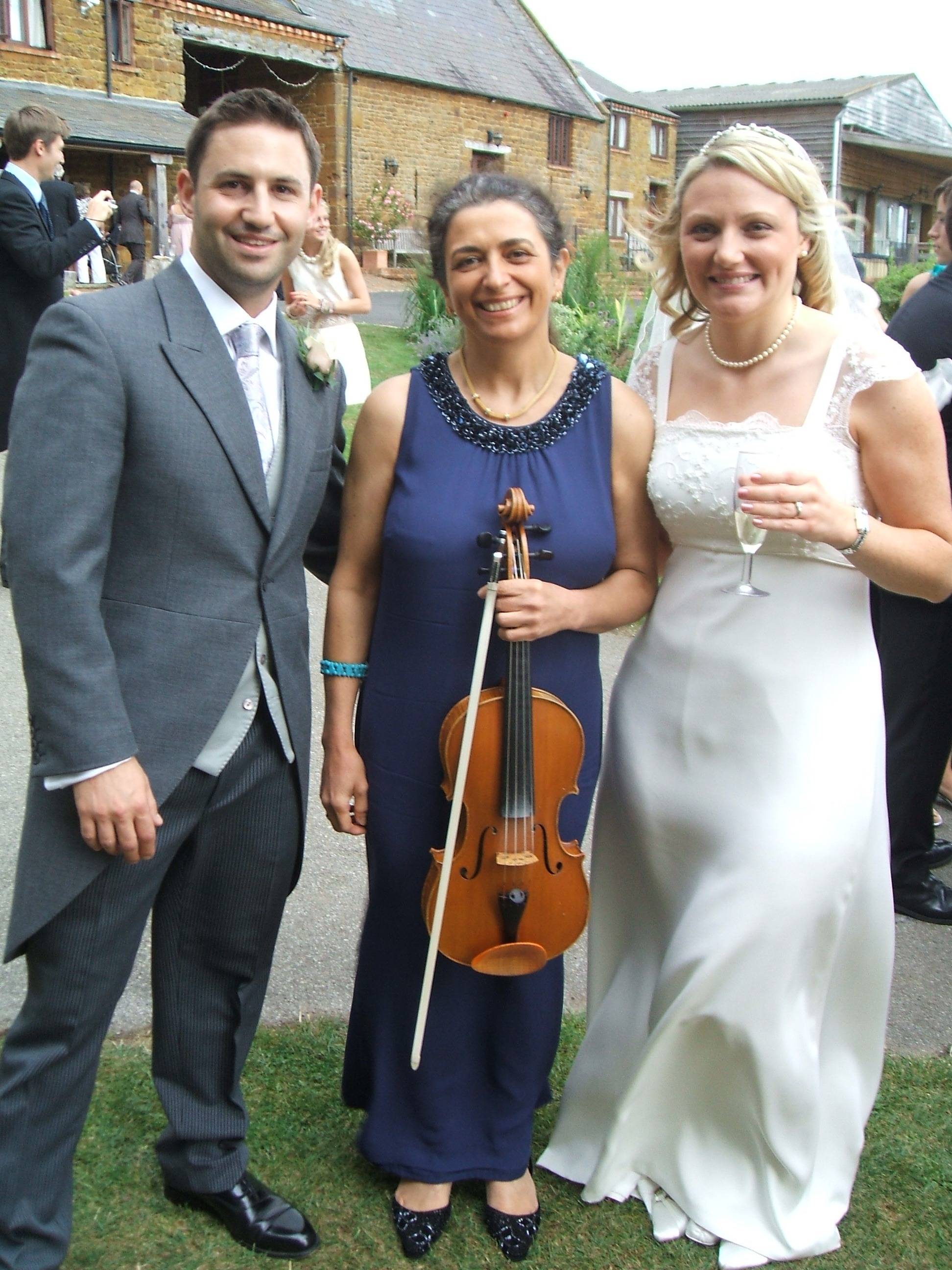 Musicista per matrimonio e la coppia che ha scelto la mia viola per la musica per la loro cerimonia e ricevimento