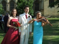 Gli sposi e musicista ad un ricevimento di matrimonio nel giardino di Wadham College a Oxford. Musicista professionista per ceremonia, ricevimento, la tua musica perferita suonata alla viola